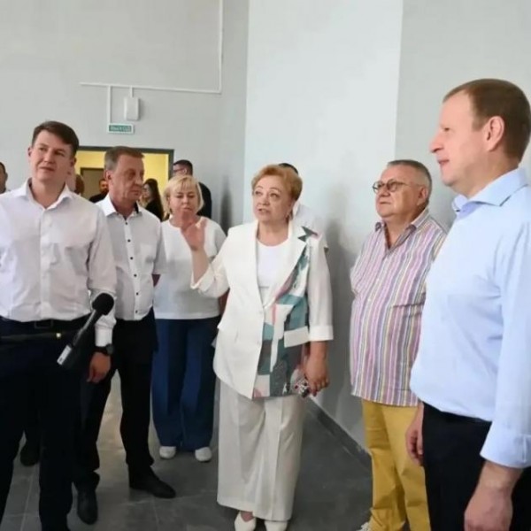 Губернатор Виктор Томенко проверил ход строительства и ремонта школ в Барнауле