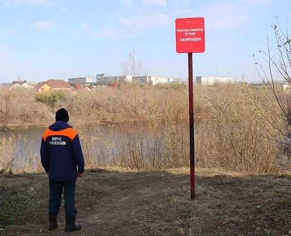 ​Жителям Алтайского края напомнили об опасности выхода на первый лёд