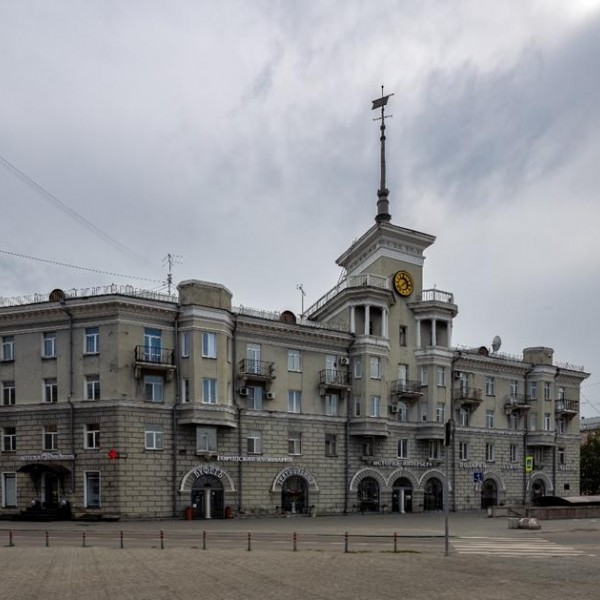Архитектурная достопримечательность города «Дом под шпилем»