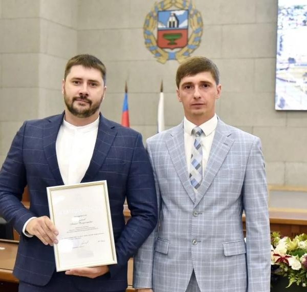 В администрации Барнаула наградили представителей строительной отрасли