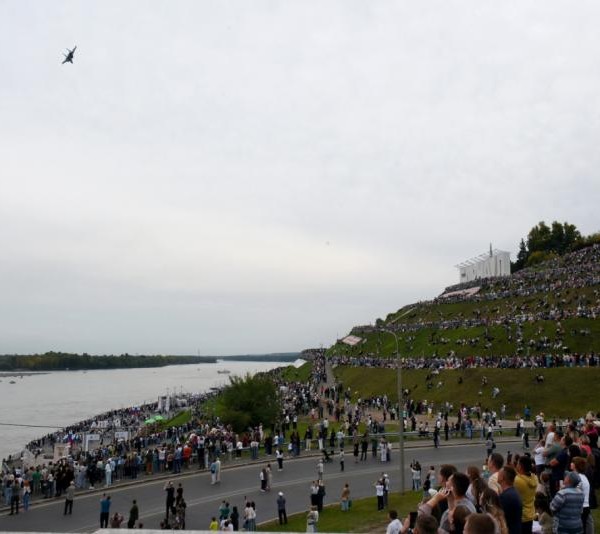 В День города Барнаула пилотажная группа «Русские Витязи» показала грандиозное авиашоу