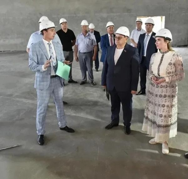 ​Мария Львова-Белова посетила строительную площадку супер-школы в Барнауле